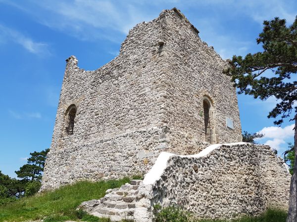 Historische Ruine mit malerischem Ausblick