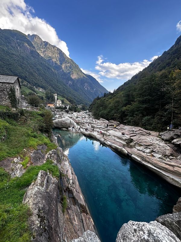 Kristallklares Wasser im Verzasca Tal