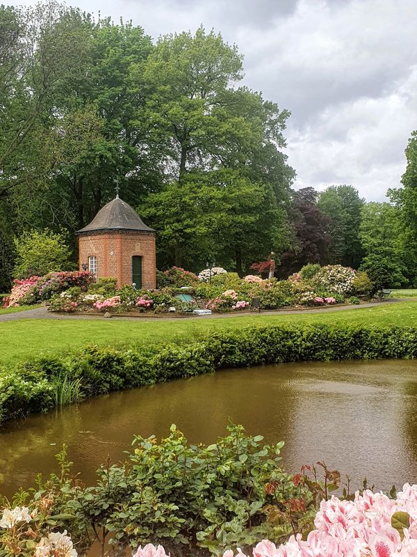 Historische Schönheit mit romantischem Park