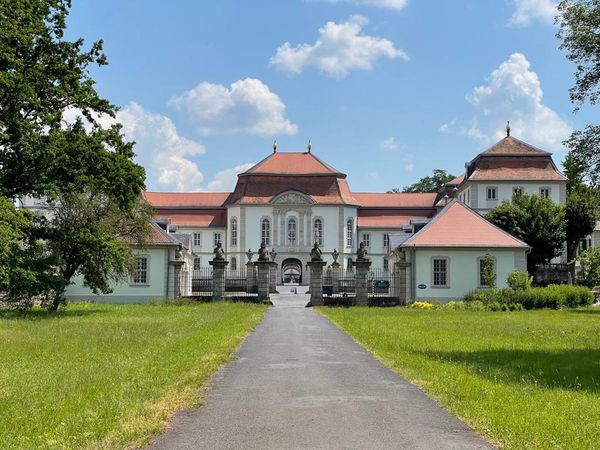 Barockschloss mit prächtigem Garten