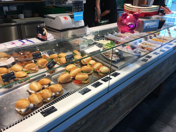 Frische Fischbrötchen direkt am Hafen