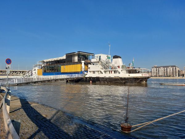 Schwimmende Partys auf der Donau