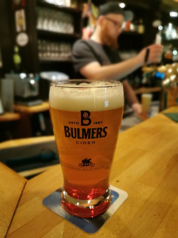 Genieße Drinks in versteckter Bar