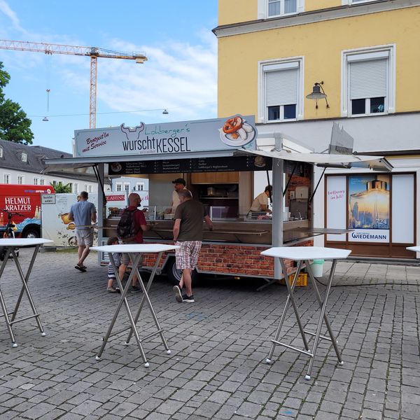 Frische Weißwurst unter freiem Himmel genießen