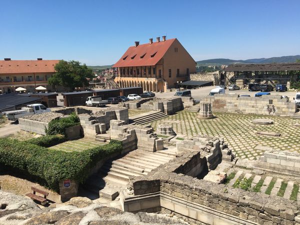 Morgenmagie über historischen Mauern