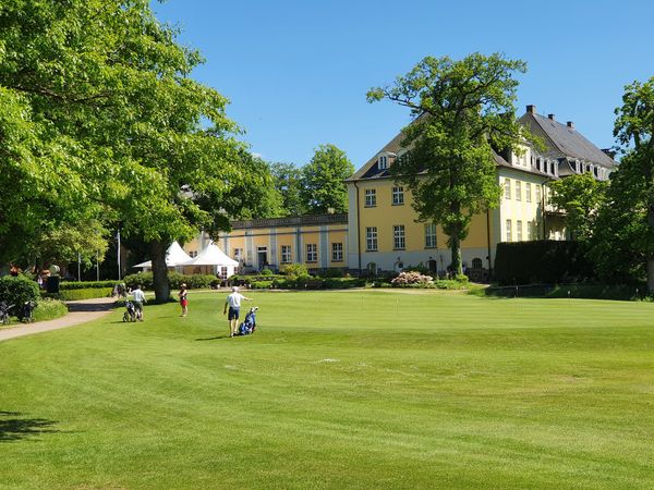 Abschlag in idyllischer Natur