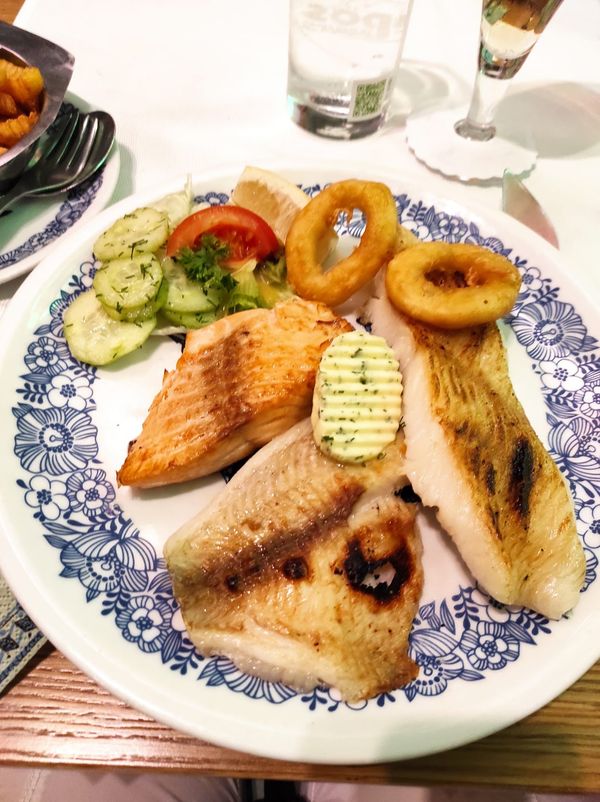 Frische Meeresfrüchte und Fischspezialitäten genießen
