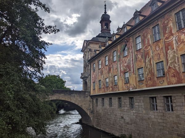 Ein Rathaus mitten im Fluss