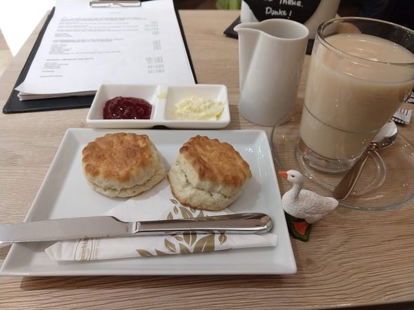 Genieße Scones in historischer Umgebung