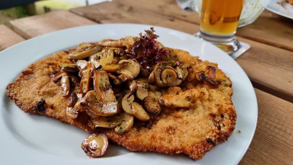 Frische Zutaten und hausgemachte Gerichte am Waldrand