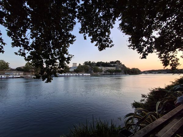 Essen mit malerischem Flussblick