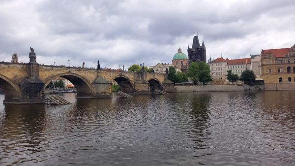 Romantischer Spaziergang entlang der beleuchteten Moldau