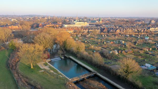 Verstecktes Freibad im Fluss