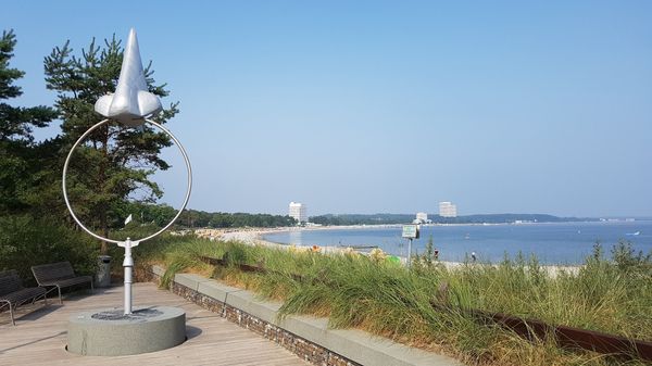 Kunst trifft Natur am Ostseestrand