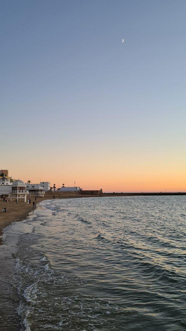 Sonnenuntergang am charmanten Stadtstrand