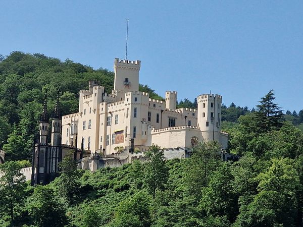 Märchenhaftes Schloss mit Rheinpanorama