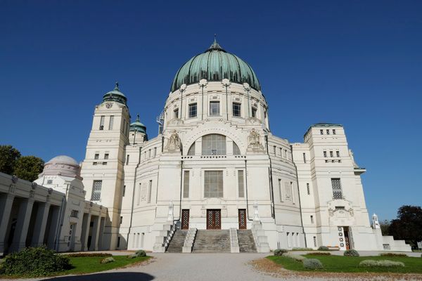 Spaziergang zwischen Ehrengräbern