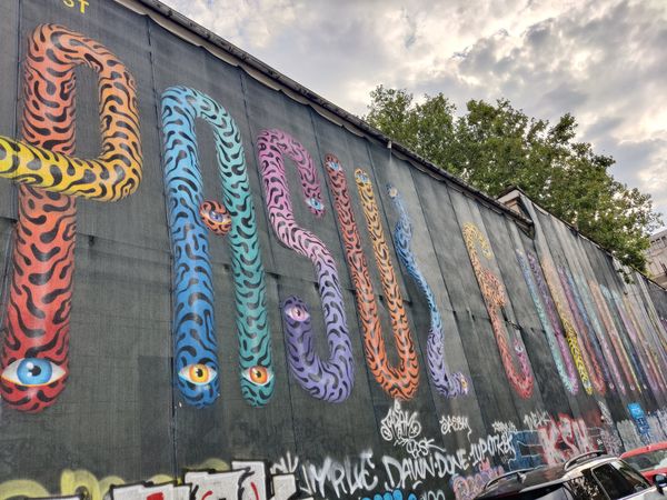 Bunte Straßenkunst voller Leben