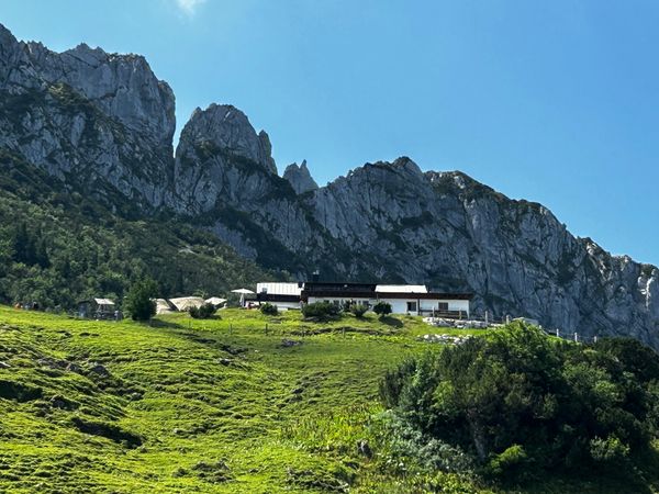 Biergarten mit Bergpanorama