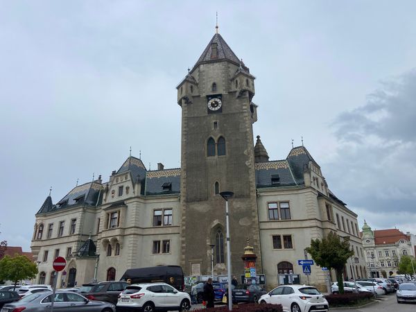 Entdecken Sie neugotische Architektur im Herzen der Stadt