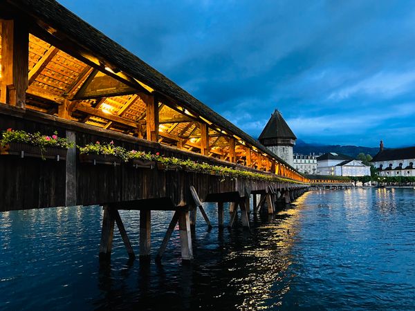 Historische Holzbrücke mit malerischem Charme