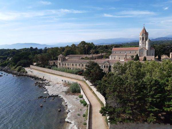 Ruhige Insel mit historischem Kloster