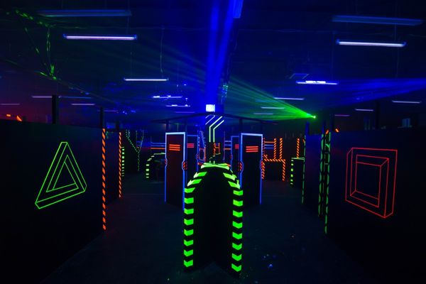 Familienfreundliche Lasertag-Arena