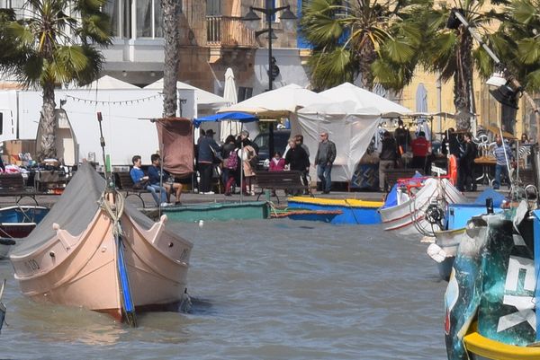 Bunte Fischerboote und frischer Fischmarkt