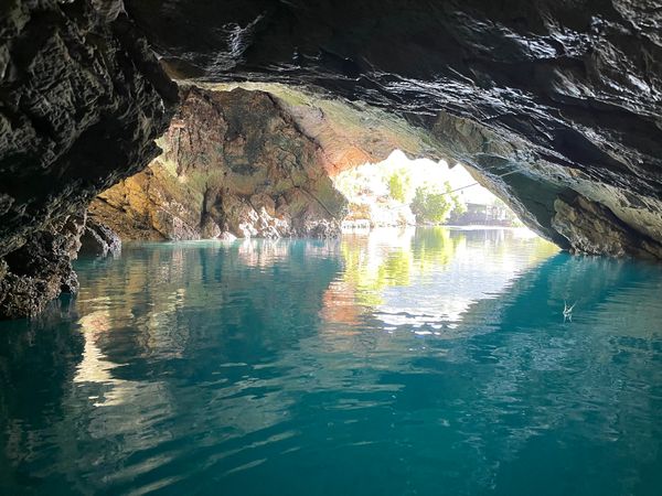 Mystische Höhlenbootstour