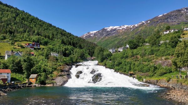 Malerischer Wasserfall in idyllischer Lage