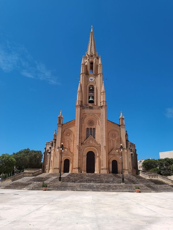 Beeindruckende Kirche im Herzen von Għajnsielem