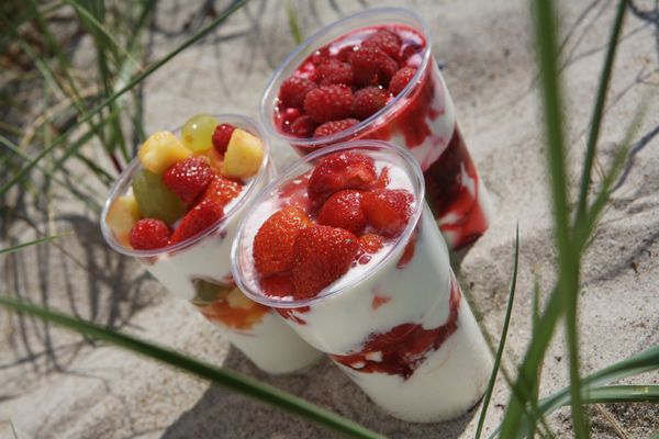 Süße Quarkspeisen am Strand genießen