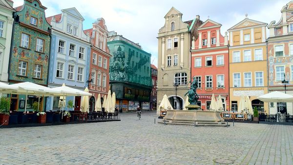 Farbenfrohe Handelshäuser erkunden