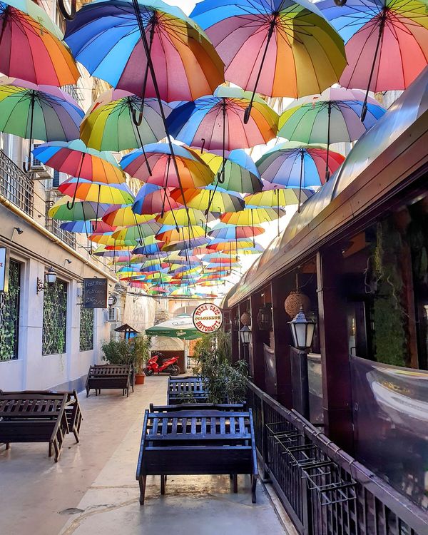 Farbenfroher Regenschirm-Himmel