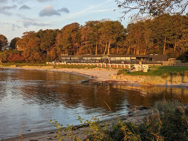 Strandrestaurant mit Spielplatz und Strandkörben