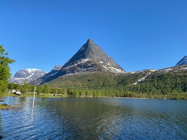 Idyllisches Tal mit Kaffee