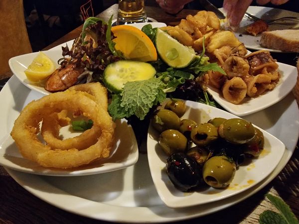 Genieße Fischspezialitäten im Wintergarten