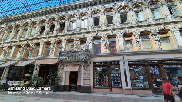 Shopping unter historischem Glasdach