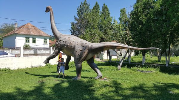 Prähistorische Reise im Dinosaurierpark