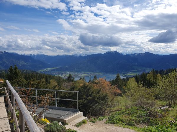 Genieße die Aussicht und bayerische Schmankerl