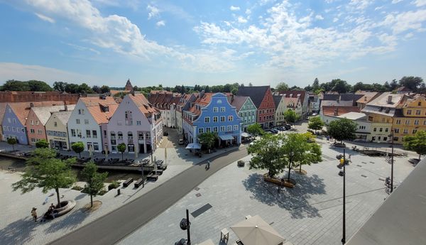 Genieße den Ausblick mit einem Cocktail in der Hand