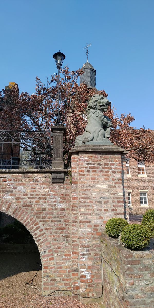 Historische Schönheit mit romantischem Park