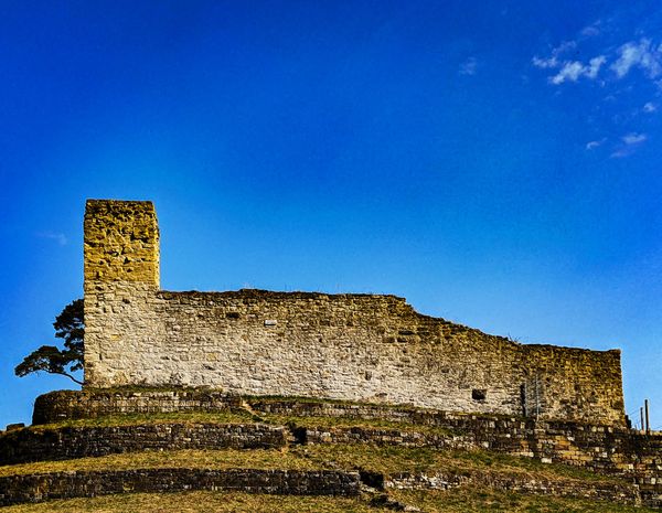 Erkunde historische Mauern mit atemberaubender Aussicht