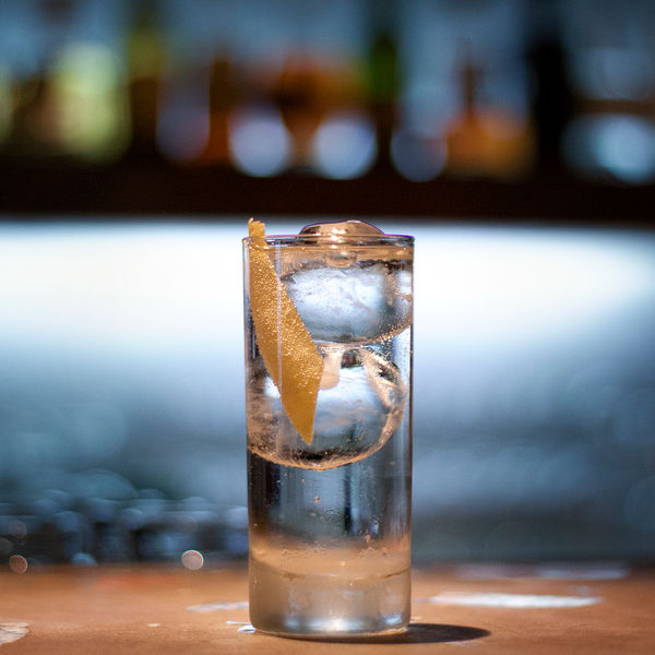 Lachen und Trinken unter Cartoons