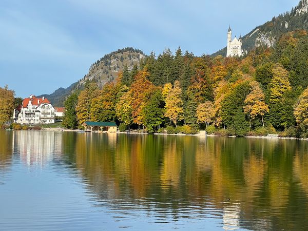 Kristallklares Wasser umgeben von majestätischen Bergen
