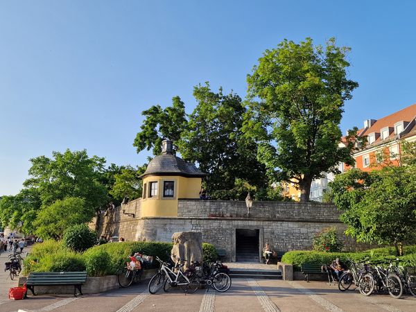 Lebendige Stimmung am Ufer des Mains