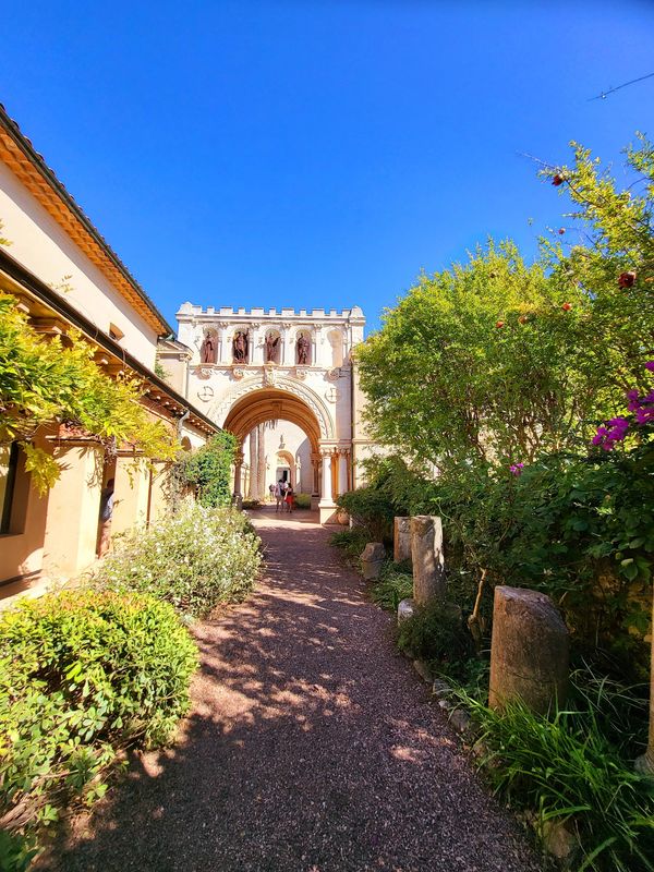 Ruhige Insel mit historischem Kloster