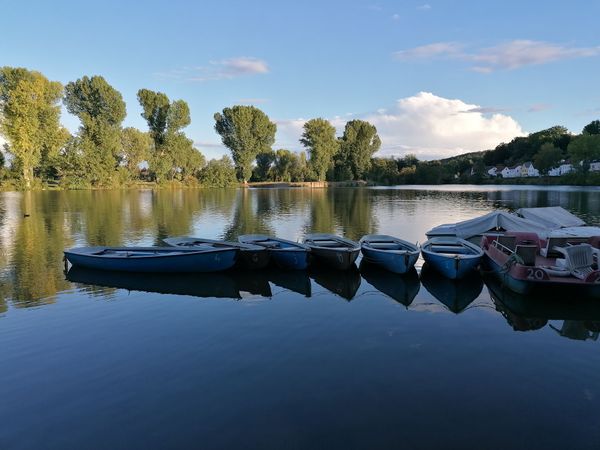 Idyllische Ruhe am Flussufer