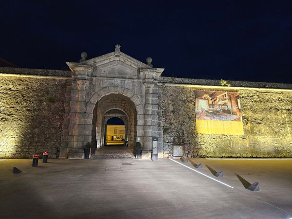 Historische Festung mit atemberaubendem Meerblick und königlicher Geschichte