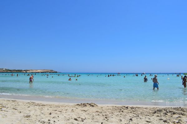 Sonnenbaden auf goldenem Sand